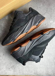 Кроссовки Adidas Yeezy 700 Wave Runner Dark Grey живое фото 1